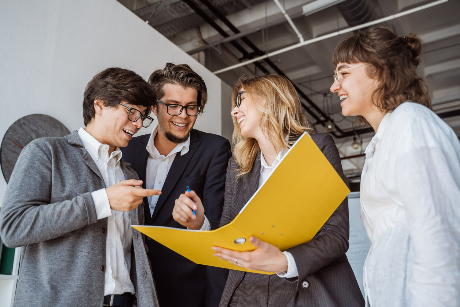 Criza din sectorul cu cele mai mari salarii. Sute de mii de angajați vor fi concediați